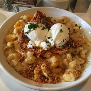 Jalapeño Mac and cheese with chipotle chicken and poached eggs!!