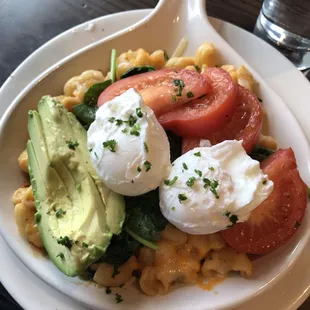 Jalepeno mac n cheese with tomato spinach and avocado