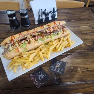 Full Moon Sandwich
14" Baguette
Steak or Chicken
Lettuce
Tomato
Garlic aioli
Ketchup
Pink Sauce
Fries and Kalamata olive aioli