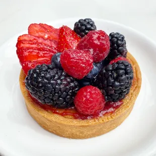 Mixed berry tart    IG: @caloric_content