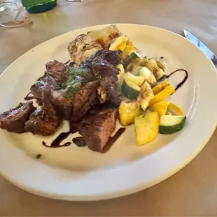 Hanger steak with potatoes and seasonal vegetables