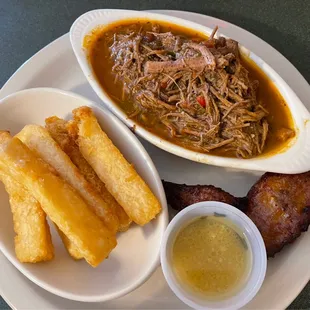 Ropas Viejas w Yuca Fries