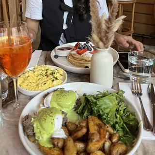 -Eggs Benedict