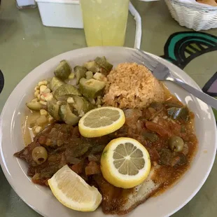 Filete de Pescado a la Veracruzana and agua fresca de Piña