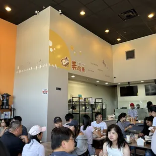 Is full inside on Sat around noon