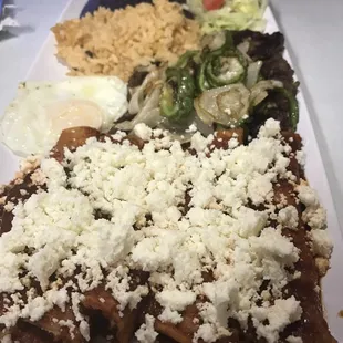Enchiladas con bistec y huevo estrellado a petición mía.