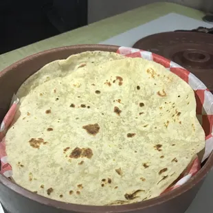 Tortillas de harina a mano.