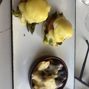 eggs benedict with asparagus