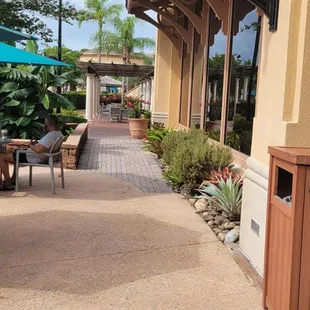 Entrance with pretty walkway