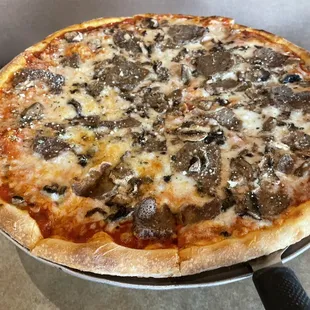 Mushrooms and sausage pizza. Thin crush and crispy bottom. 5 stars!
