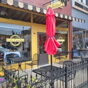 the outside of a restaurant