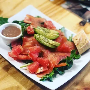 Grand-pa Salad (green salad, tomato, smoked salmon, avocado, grapefruit)