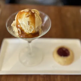 Piñon ice cream with caramel sauce and cookie