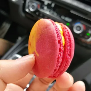 Strawberry lemonade macaron