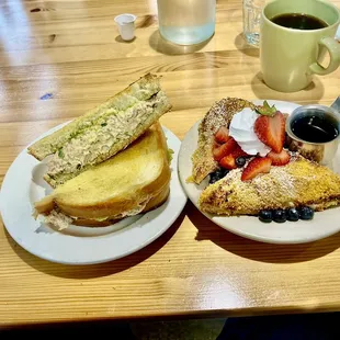 Wonderful grilled tuna on sourdough! Crispy French toast with berries