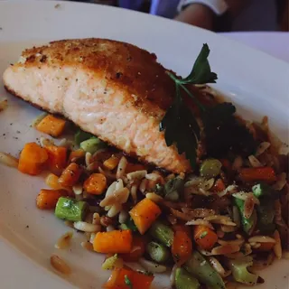 Loch Duarte Salmon (served with vegetables)