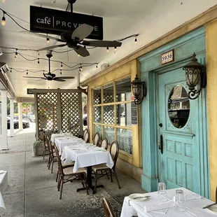 the outside of a restaurant