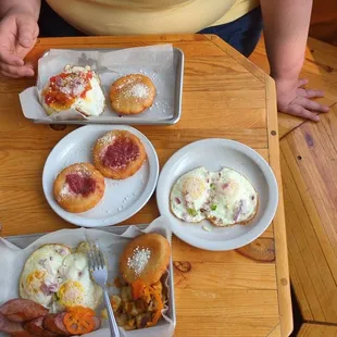Breakfast Americano, Arepas con marmelada.