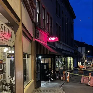 the outside of a restaurant at night