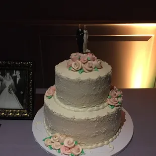 2 layer wedding cake with vintage topper from bride&apos;s grandparents&apos; wedding