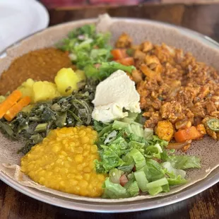 Combination plate with chicken and vegetables.