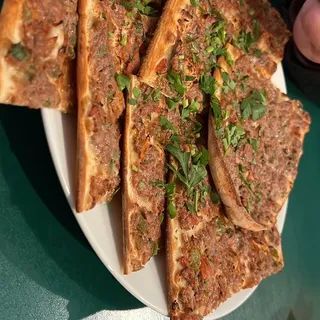 Groundbeef Pide (Konya etli ekmek)