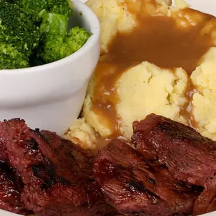 steak, mashed potatoes and broccoli