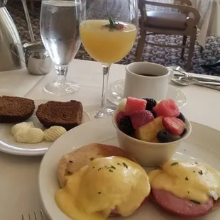 Eggs Benedict w fruit