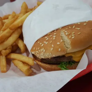 Cheeseburger w/ fries