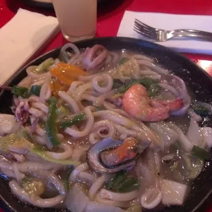 Stirfy seafood udon