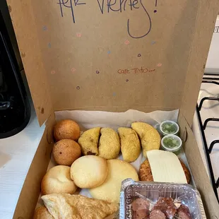 Buñuelos, empanadas, arepa de chocolo, arepa de queso, pastel gloria, almojabanas, y chorizo.