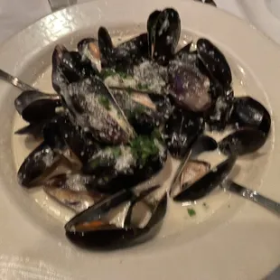 Mussels in white wine garlic cream sauce