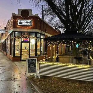 the outside of a restaurant