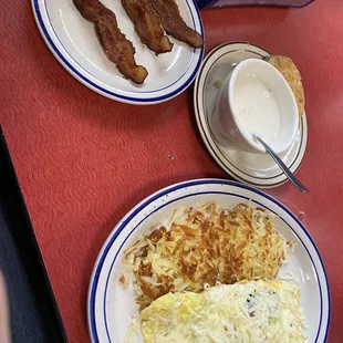 a breakfast of eggs, bacon and hash browns