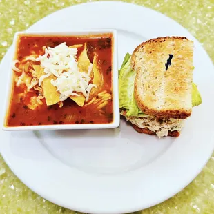 1/2 sándwich and tortilla Soup