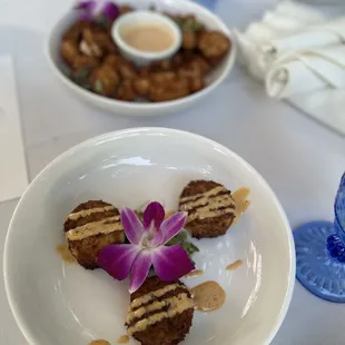 Dungeness Crab Cakes with Garlic Aioli