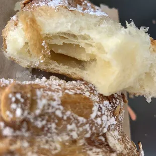 Almond croissant (ok)
