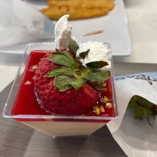 Strawberry &amp; cream crème brûlée
