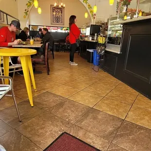 Interior consisted of 8 table sets that seats between 2 and 4.