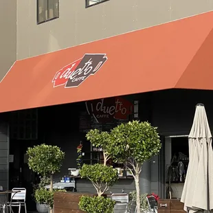 the outside of a cafe