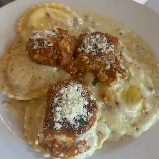 Ravioli. FYI: the ravioli dish DOES NOT come with meatballs on top. My mother ordered the meatball appetizer and put them on top herself.