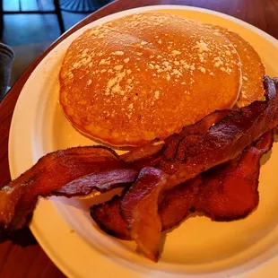 amazing bacon and fluffy pancakes