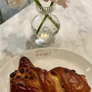 Treccia All'uvetta, golden raisins &amp; apricot croissant! (09/06/23)