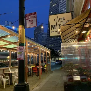 Al fresco.