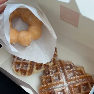 Original large croffle, original mochi donut