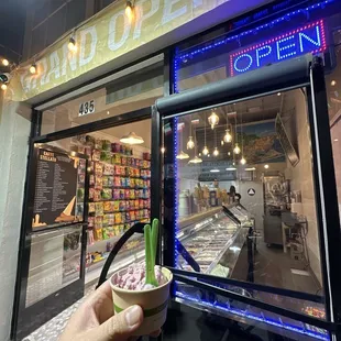 Got some really good ice cream gelato here for the whole family. 5 stars it was so good definitely coming back !!!