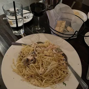 Pasta with cream sauce, chicken and muchrooms