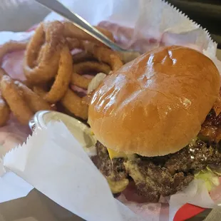 Bacon cheeseburger with onion rings