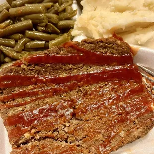 Meatloaf with mashed potatoes and green beans