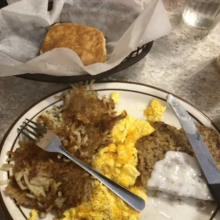 a plate of breakfast food